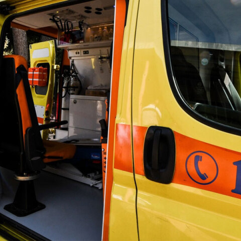 Ασθενοφόρο του ΕΚΑΒ έξω από νοσοκομείο