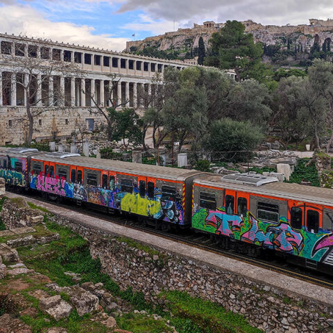 Συρμός του Ηλεκτρικού δίπλα από την Αρχαία Αγορά στην Αθήνα