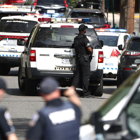 Αμερικανοί αστυνομικοί έχουν αποκλείσει περιοχή όπου σημειώνονται πυροβολισμοί