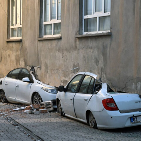 Κτήριο ανασηκώθηκε από τον σεισμό στην Τουρκία και προσγειώθηκε σε αυτοκίνητα