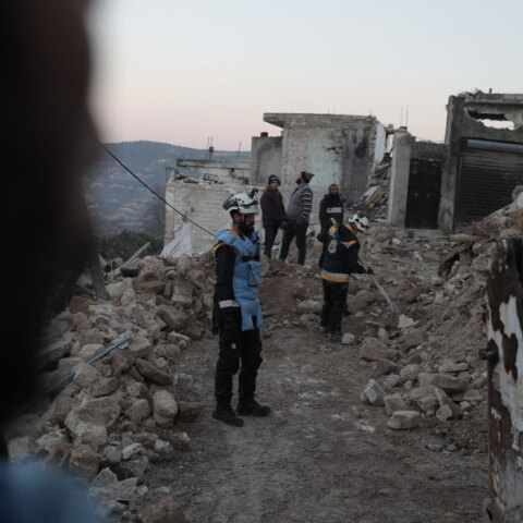 Διασώστες στη Συρία ψάχνουν επιζώντες στα χαλάσματα κτιρίων μετά τον σεισμό