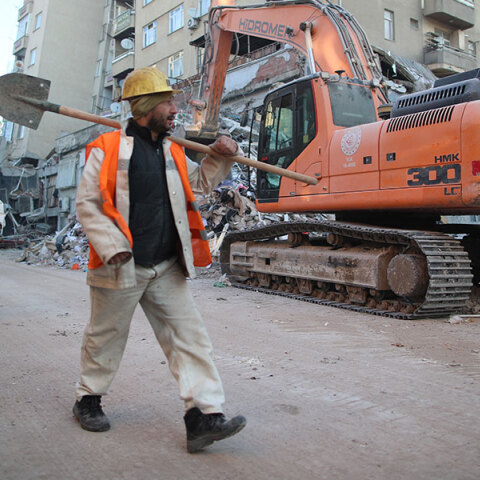 Διασώστες στην Τουρκία μπροστά από κτίρια μετά τον σεισμό στην πόλη Καχραμανμαράς