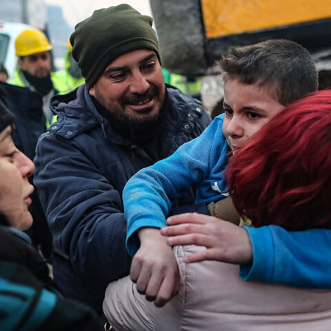 8χρονο παιδί βγαίνει ζωντανό από τα χαλάσματα πολυκατοικίας στην Τουρκία μετά τον σεισμό