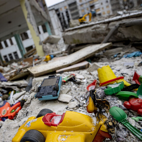 Διασκορπισμένα παιχνίδια ανάμεσα σε χαλάσματα