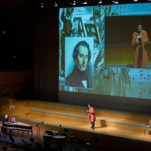 Στιγμιότυπο από συναυλία του κύκλου «Ταξίδι στο Κέντρο της Μουσικής», με τη Μαρία Ευθυμίου, τον Χρίστο Παγεωργίου και τον Λουκά Καρυτινό 