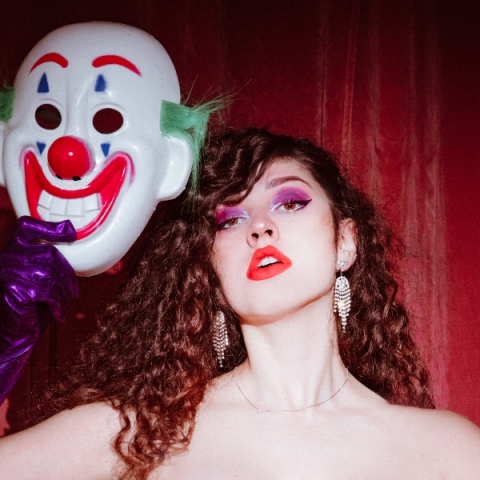 Η Νεφέλη Μεγκ έρχεται στο Lunar Space