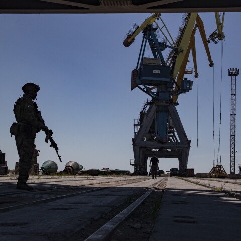 Ρώσοι στρατιώτες στο λιμάνι της Μαριούπολης στη νότια Ουκρανία