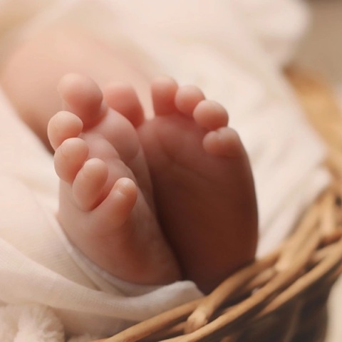 Μωρό σε καλάθι