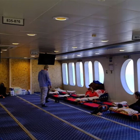 Το πλοίο στο Ισκεντερούν της Τουρκίας που μετατράπηκε σε πλωτό νοσοκομείο και προσωρινό καταφύγιο για σεισμόπληκτους