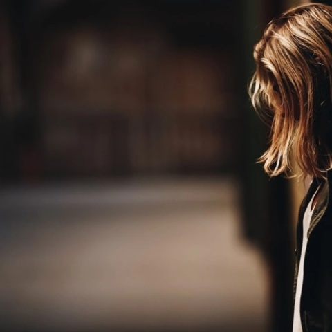 Ανήλικη σε δρόμο με κρυμμένα τα χαρακτηριστικά της