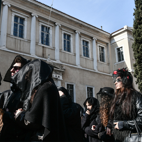 Καλλιτέχνες «κήδευσαν» τον Πολιτισμό έξω από το Συμβούλιο της Επικρατείας