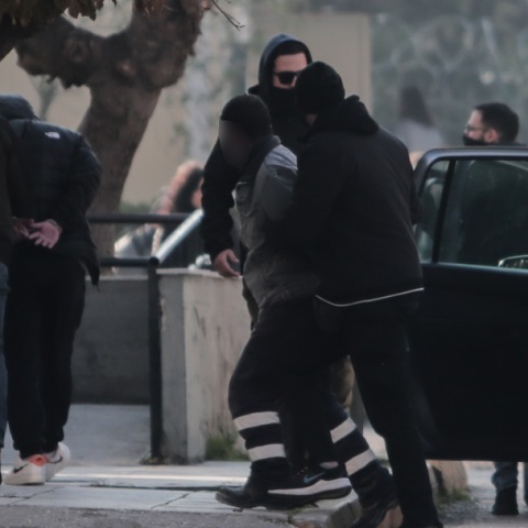 Βιασμός 12χρονης στον Κολωνό: Ελεύθερος με τους περιοριστικούς όρους ο ένας αλλοδαπός