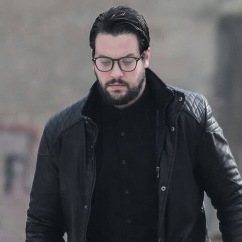 Ο Μάνος Δασκαλάκης προσέρχεται για να καταθέσει στη δίκη της Ρούλας Πισπιρίγκου για τα νεκρά παιδιά τους στην Πάτρα