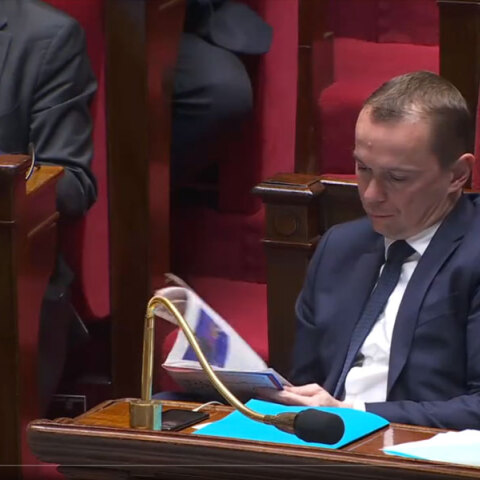 Ο υπουργός Εργασίας της Γαλλίας δέχτηκε σφοδρή κριτική, καθώς έλυνε σταυρόλεξο την ώρα της συζήτησης στη Βουλή για το συνταξιοδοτικό