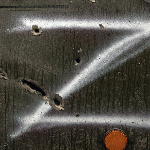 Το γράμμα «Z» στην πόρτα κατεστραμμένου ρωσικού στρατιωτικού οχήματος στην Ουκρανία