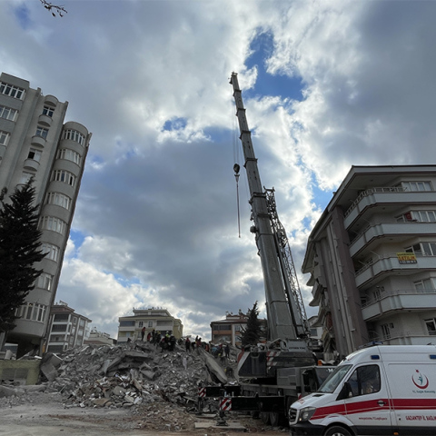 Μέρος του συγκροτήματος διαμερισμάτων «Ayşe Mehmet Polat» κατέρρευσε μετά τον σεισμό των 7,8 Ρίχτερ στην Τουρκία