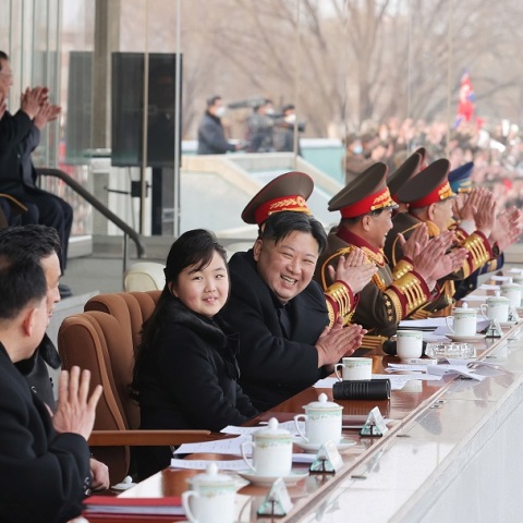 Βόρεια Κορέα: Σπάνια δημόσια εμφάνιση της κόρης του Κιμ Γιονγκ Ουν σε γήπεδο