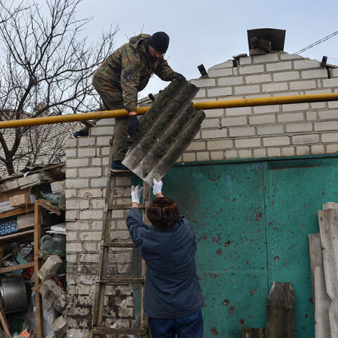 Κάτοικοι στη Χερσώνα της Ουκρανίας προσπαθούν να σώσουν ό,τι σώζεται σε σπίτι μετά τον ρωσικό βομβαρδισμό