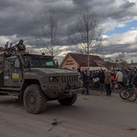 Ουκρανοί στρατιώτες κατευθύνονται στην πρώτη γραμμή του μετώπου υπό τις επευφημίες πολιτών