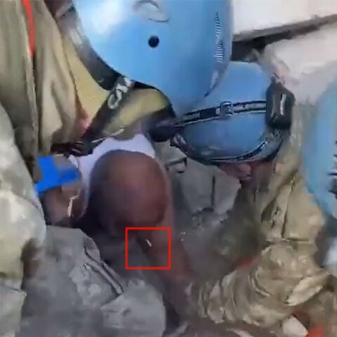 Με το τσιγάρο στο στόμα απεγκλωβίστηκε ζωντανός άνδρας στην Τουρκία μετά τον σεισμό