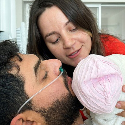 Πατέρας στην Τουρκία φιλά τη νεογέννητη κόρη του στο νοσοκομείο μετά από 11 ημέρες στα ερείπια