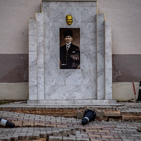 Πορτρέτο του Κεμάλ Ατατούρκ, ιδρυτή της Τουρκικής Δημοκρατίας, σε χωριό στην Τουρκία στο οποίο προκάλεσε καταστροφές ο σεισμός