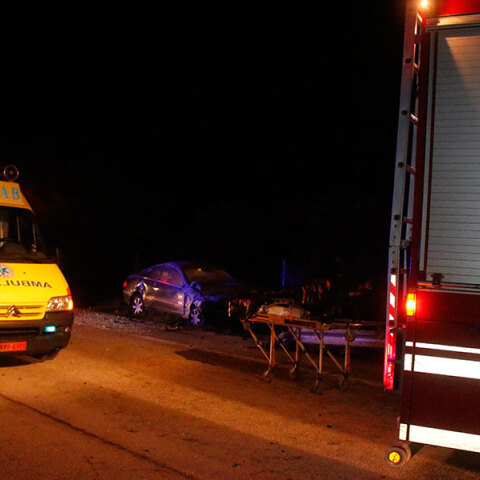 Ασθενοφόρο του ΕΚΑΒ και πυροσβεστικό όχημα στο σημείο όπου σημειώθηκε το τροχαίο δυστύχημα