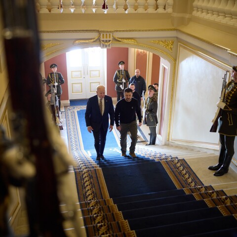 Τζο Μπάιντεν και Βολοντίμιρ Ζελένσκι μπαίνουν στο Προεδρικό Μέγαρο στο Κίεβο