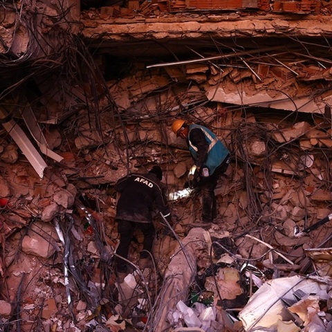 Τουρκία: Ο Ερντογάν υπόσχεται να χτίσει 200.000 κατοικίες για τους σεισμοπαθείς