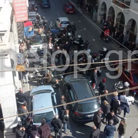 Πάτρα: Χτυπούσε τη σύντροφό του στη μέση του δρόμου - Του επιτέθηκαν οι περαστικοί