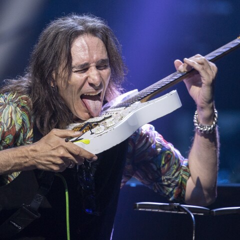 Ο Στιβ Βάι επί σκηνής