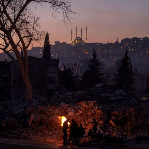 Γύρω από τη φωτιά στο Καχραμανμαρας@Konstantinos Tsakalidis / SOOC