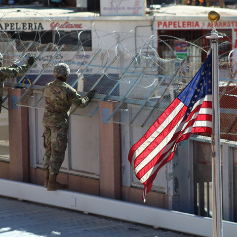 Αμερικανοί στρατιώτες στην Αριζόνα των ΗΠΑ τοποθετούν συρματόπλεγμα σε συνοριακό πέρασμα με το Μεξικό