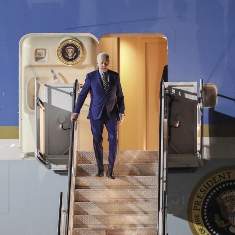 Τζο Μπάιντεν: Στραβοπάτησε καθώς ανέβαινε τις σκάλες προς το Air Force One