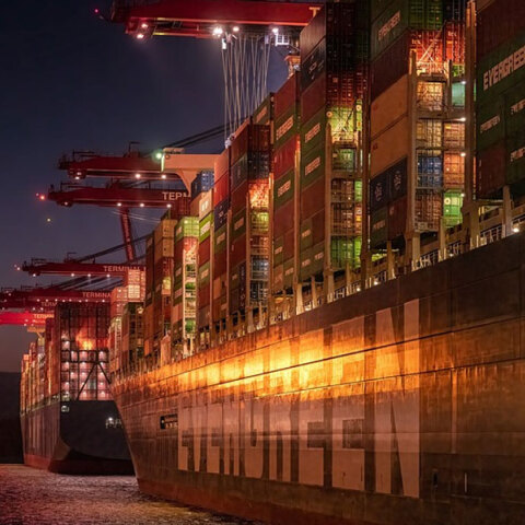 Φορτηγό πλοίο με κοντέινερ σε λιμάνι