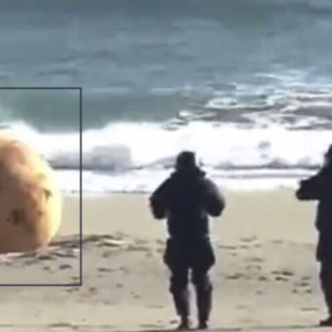 Η μεταλλική μπάλα σε παραλία στην Ιαπωνία