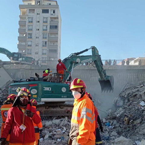 Εθελοντές διασώστες στα χαλάσματα