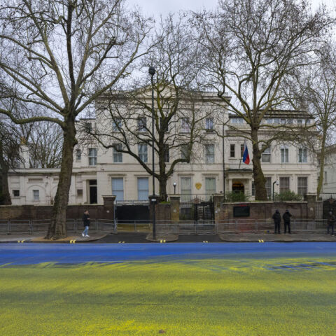 Λονδίνο: Ακτιβιστές έβαψαν το δρόμο μπροστά από τη πρεσβεία της Ρωσίας, στα χρώματα της Ουκρανίας