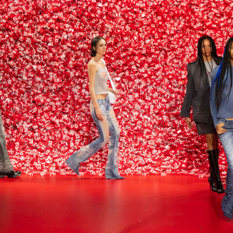Diesel F/W 2023: To show που αποθέωνε το σεξ είχε ένα βουνό από προφυλακτικά στο background