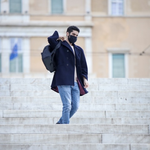 Πολίτες με μάσκα προστασίας από τον κορωνοϊό στο κέντρο της Αθήνας