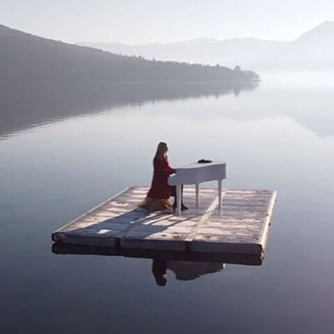 Η πιανίστα Έλενα Ξυδιά έπαιξε πιάνο στη μέση της λίμνης της Καστοριάς