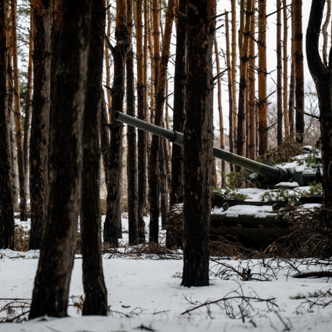 H ουκρανική 95η Αερομεταφερόμενη Ταξιαρχία αναπτύσσεται σε θέση αναμονής, κρυμμένη σε ένα χιονισμένο δάσος στο Ντόνετσκ του Ντονμπάς @Scott Peterson/Getty Images