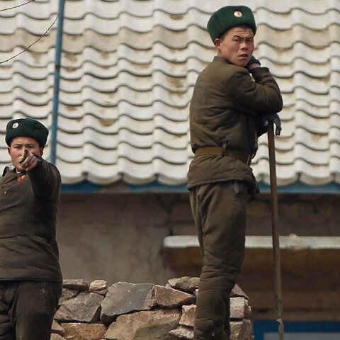 Στρατιώτες στη Βόρεια Κορέα στα σύνορα με την Κίνα