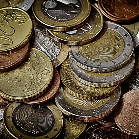 Δεν φθάνουν τα χρήματα για να βγει ο μήνας για ένα στα δύο νοικοκυριά στην Ελλάδα