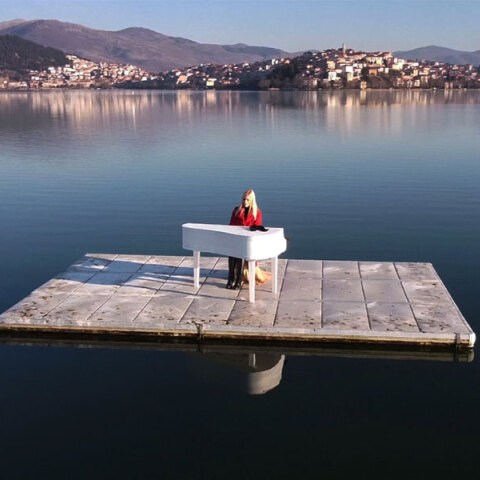 Η «ιπτάμενη» πιανίστρια Έλενα Ξυδιά παίζει πιάνο στη μέση της λίμνης στην Καστοριά