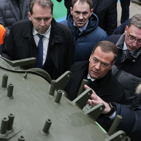 Ο Ντμίτρι Μεντβέντεφ σε εργοστάσιο κατασκευής στρατιωτικών οχημάτων