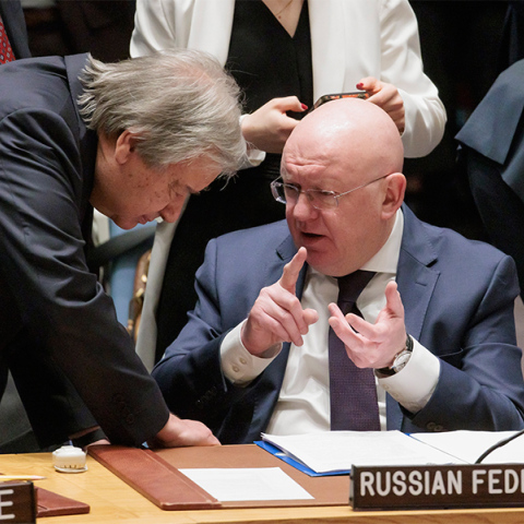 Ο Αντόνιο Γκουτέρες συνομιλεί με τον πρέσβη της Ρωσίας στον ΟΗΕ Βασίλι Νεμπένζια