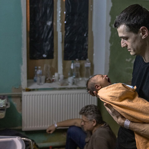 Πατέρας στο Χάρκοβο της Ουκρανίας κρατά στα χέρια το νεογέννητο παιδί του