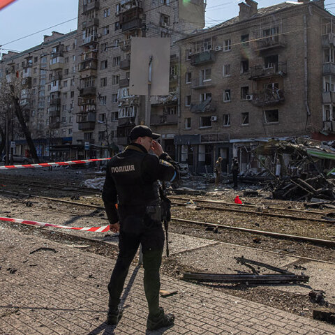 Εικόνα καταστροφής μετά τον ρωσικό βομβαρδισμό στο Κίεβο