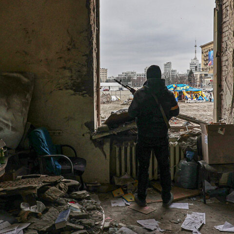 Ουκρανός στρατιώτης μέσα σε βομβαρδισμένο κτίριο στο Χάρκοβο